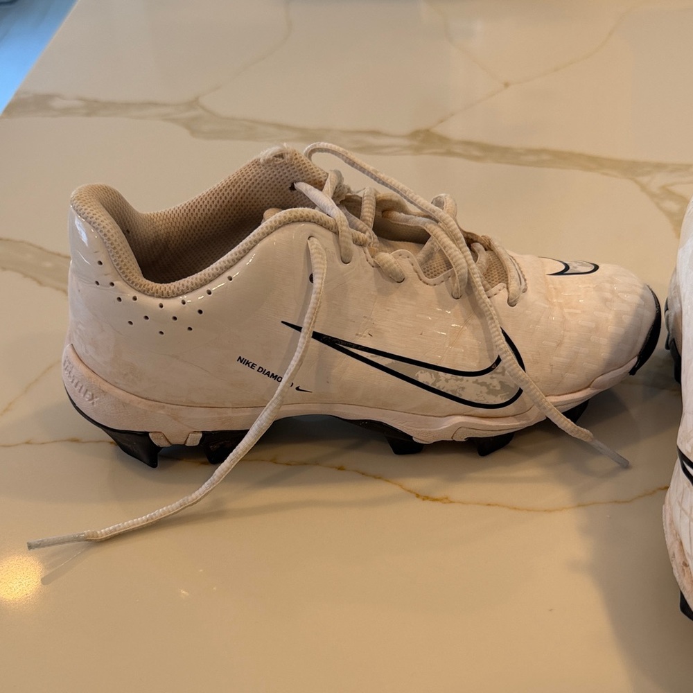 Nike Kids White and Black Baseball/Softball Cleats - Picture 3 of 6